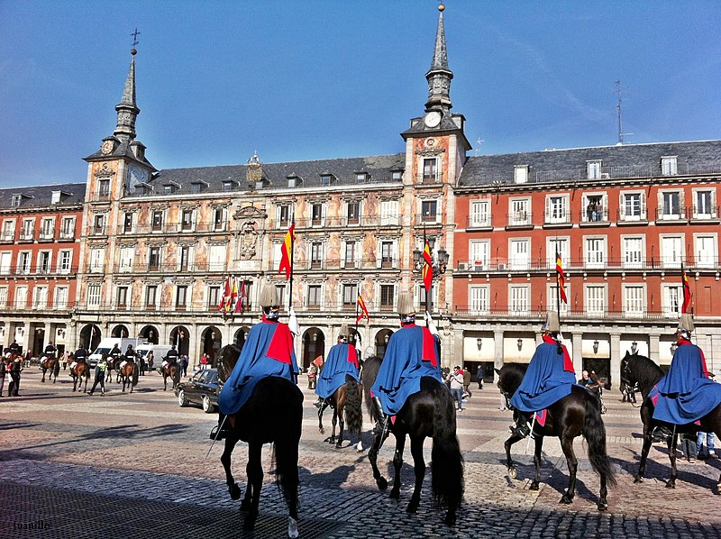 File:Batidores por la Plaza Mayor.JPG