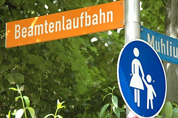 Straßenschild Ecke Muhliusstraße und Beamtenlaufbahn.