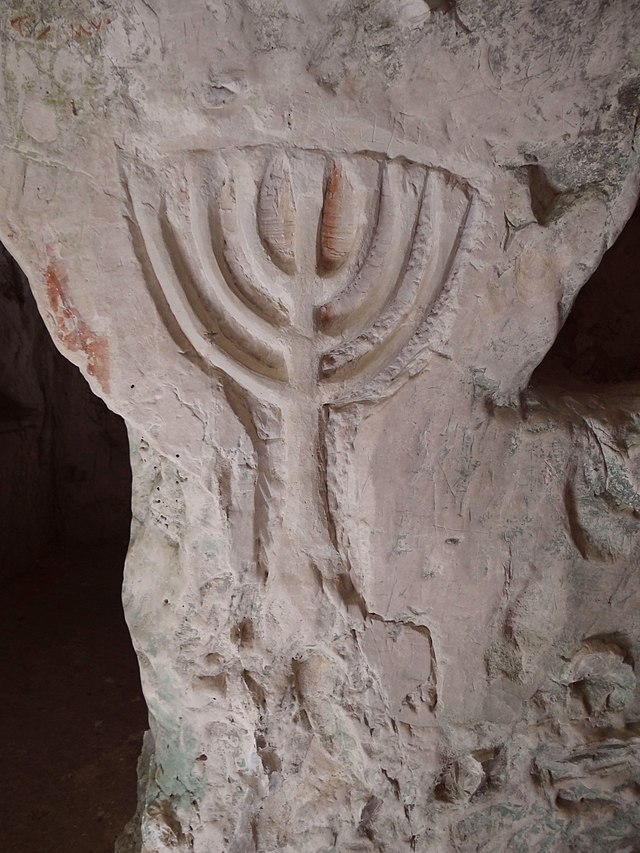 תבליט מנורה באתר ארכאולוגי בית שערים במערת ארון הקודש.