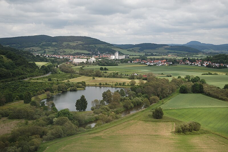 File:Blick vom ICE auf Morschen (2009).jpg