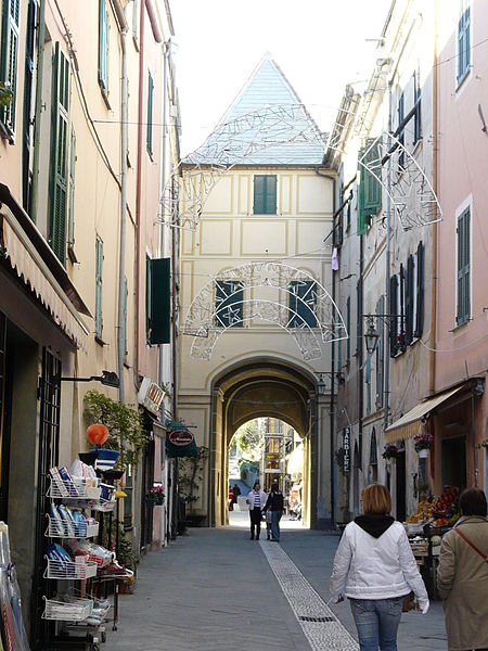 File:Borghetto Santo Spirito-porta centro storico.jpg