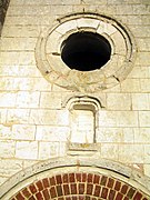 Capela do cemitério de Bovelles (fachada oeste - rosácea e nicho) 1.jpg