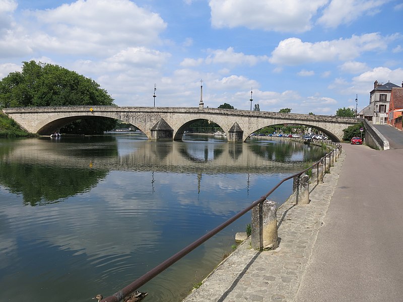 File:Bridge of Villeneuve-sur-Yonne.jpg