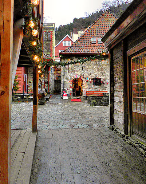 File:Bryggen i Bergen - Jacobsfjorden mot Bryggestredet i desember.jpg