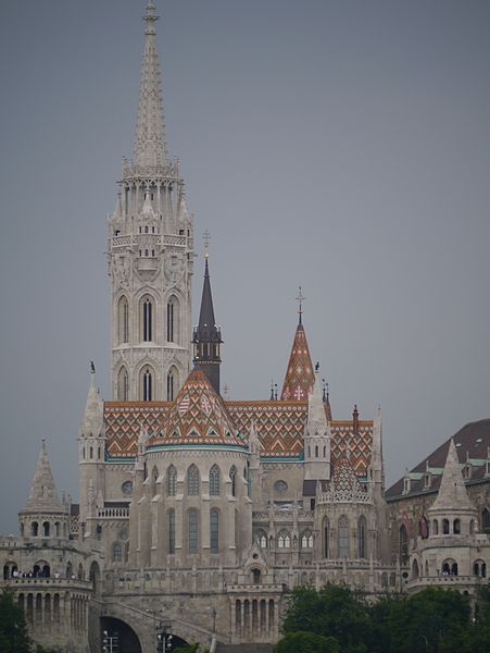 File:Budapest Matthiaskirche Chor 2.JPG