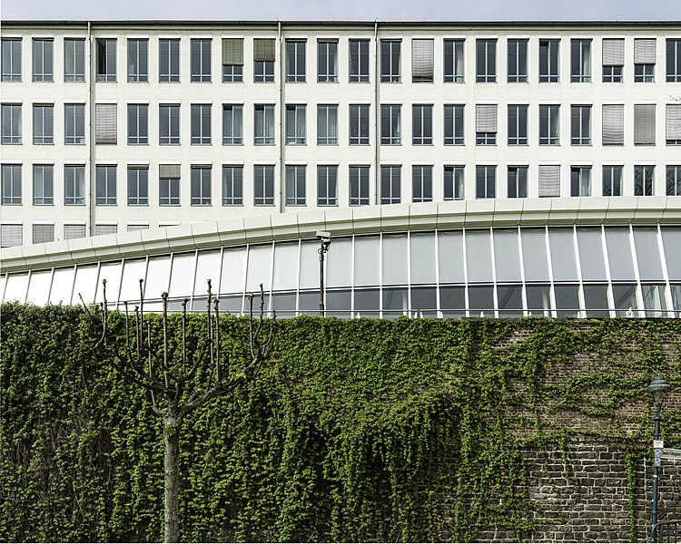 File:Bundesrechnungshof Fassade Rheinseite.jpg