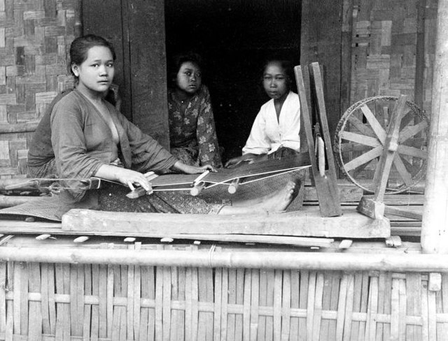 Sundanese sarong weaver in Bandung, West Java, present-day Indonesia, 1900–1940