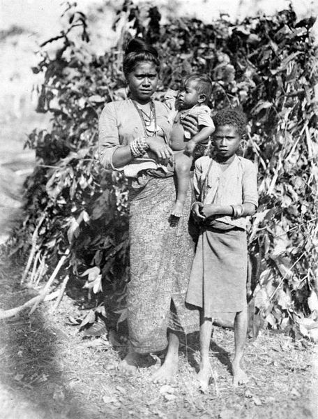 File:COLLECTIE TROPENMUSEUM Vrouw met kinderen van Molo Timor TMnr 10005971.jpg