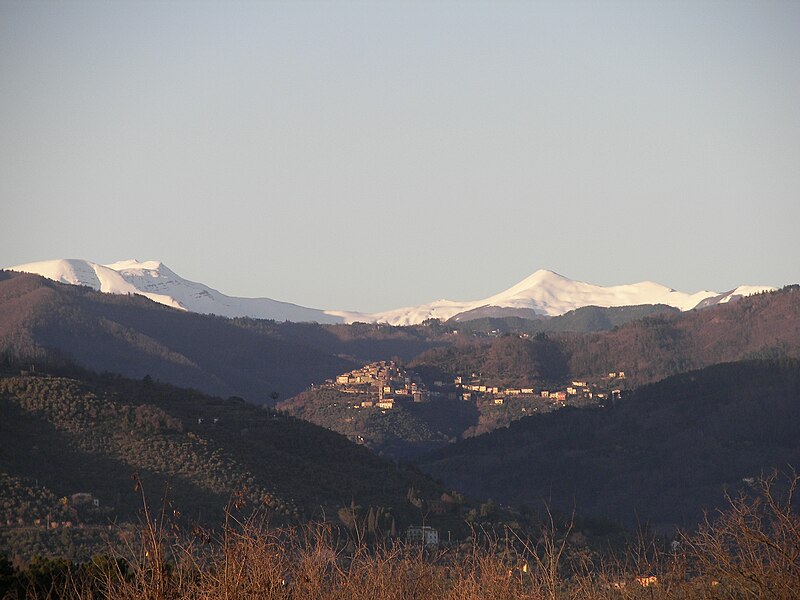 File:Capannori - S. Martino in Colle - Veduta dell'Appennino e del paese di Vellano - panoramio.jpg