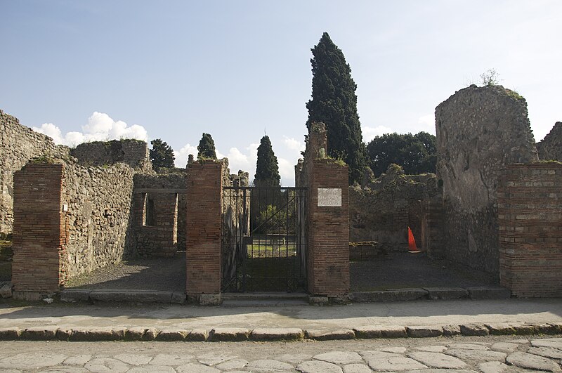 File:Casa di T. Mescini Gelonis (Pompeii) (5631123958).jpg