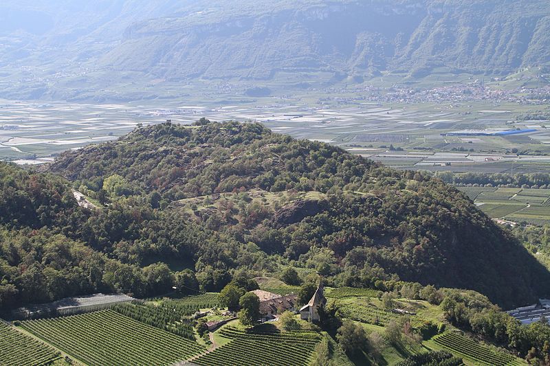 File:Castelfeder mit St. Daniel am Kiechlberg.jpg