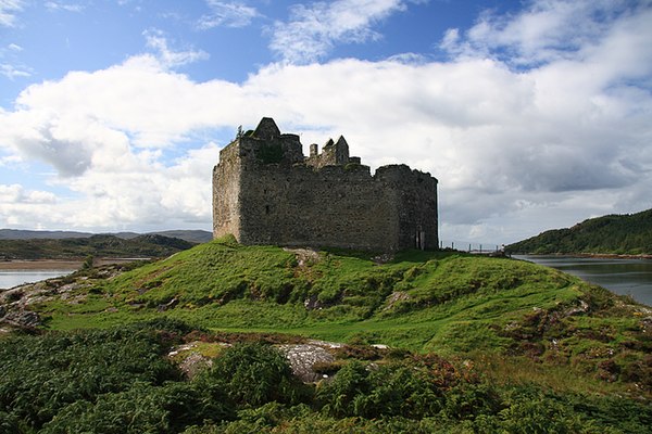 Now-ruinous Castle Tioram may well have been a Clann Ruaidhrí stronghold. The island the fortress sits upon is first recorded in a charter of Cairistí