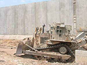 D9N de Tsahal (blindé de 2ème génération) près de la barrière israélienne de Cisjordanie (vue latérale).