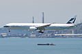 sebuah Pesawat dengan armada siri Boeing 777-300ER dicat dengan livery 1994–2015 tiba di Lapangan Terbang Antarabangsa Hong Kong.