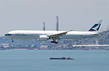 A Boeing 777-300ER painted in the 1994–2015 livery landing at Hong Kong International Airport.