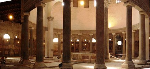 Interior de Santo Stefano Rotondo de Roma.