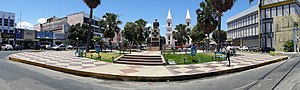 Centro de Mossoró, com a Praça Vigário Antônio Joaquim e, ao fundo, a câmara municipal de vereadores (esquerda) e Catedral de Santa Luzia (direita)