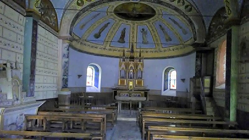 File:Chapelle Sainte-Reine de Virargues, intérieur, Cantal.jpg