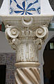 Capitello in marmo bianco, decorato con una mezzaluna