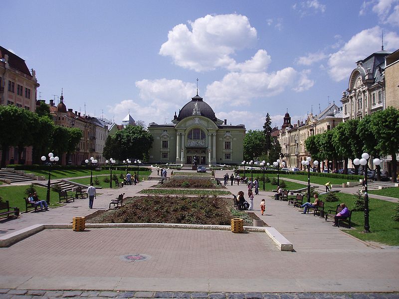 File:Chernovci theatre square.jpg