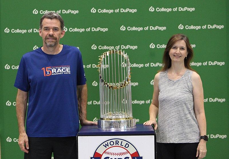 File:Chicago Cubs Championship Trophy Visits COD Food Truck Rally-Sunset 5K 2017 198 (36620834753).jpg