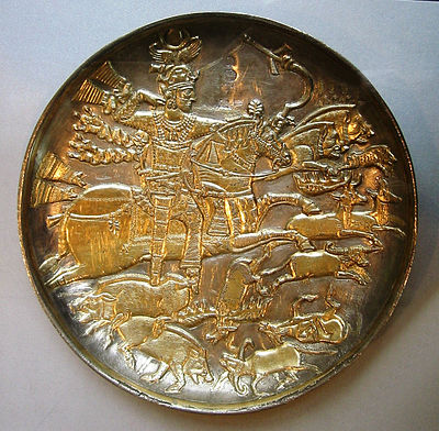 镀金银碗上刻划了狩猎的情景，霍斯劳一世亦在其中。