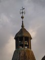 Clocher (et girouette) de la tour de l'horloge. On y voit les bardeaux recouvrant la tour.