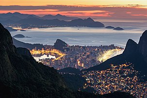 Vue de Rocinha, d'Ipanema et de l'entrée de la baie de Guanabara, à Rio de Janeiro, à l'aube. (définition réelle 6 016 × 4 016)