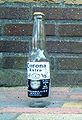 En tom flaske av eksportutgaven av Corona Extra, (4.6 % alkoholstyrke) et av de mest kjente meksikanske produktene internasjonalt