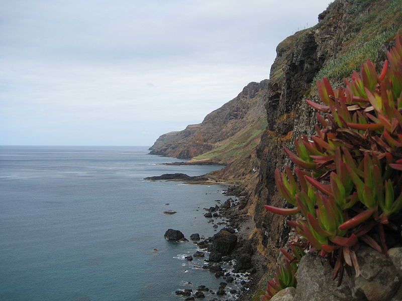 File:Costa junto a antigua fábrica de ballenas (6061909912).jpg