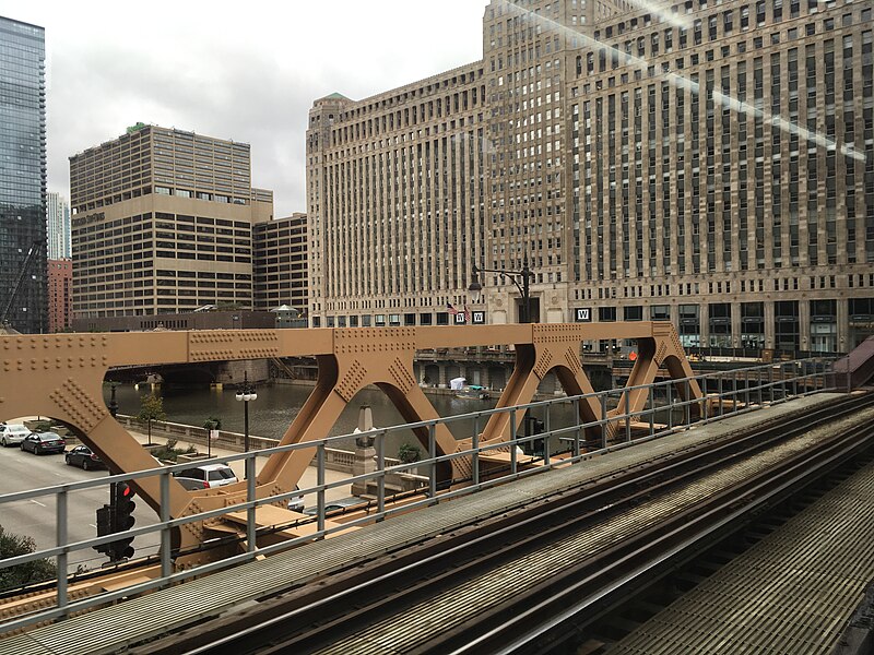 File:Crossing the Chicago River (37918538546).jpg