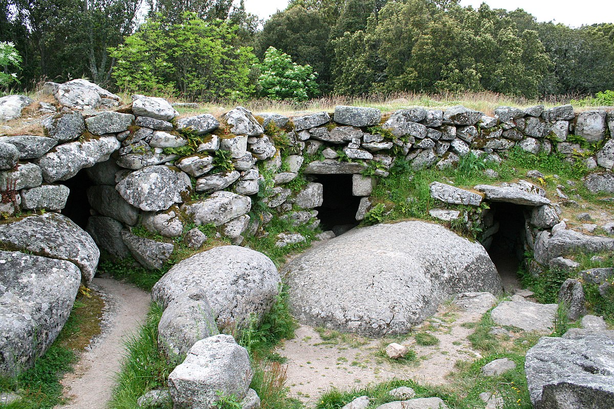 Сооружения эпохи бронзы. Циклопические постройки. Corsica natural Regional Park. Талайоты. Пирадоба Википедия.