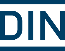 Huruf besar san-serif "d", "i", "n" dengan bilah hitam sempit di atas dan di bawah