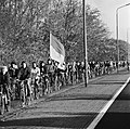 De fietsende supporters met een vlag, Bestanddeelnr 926-8184.jpg