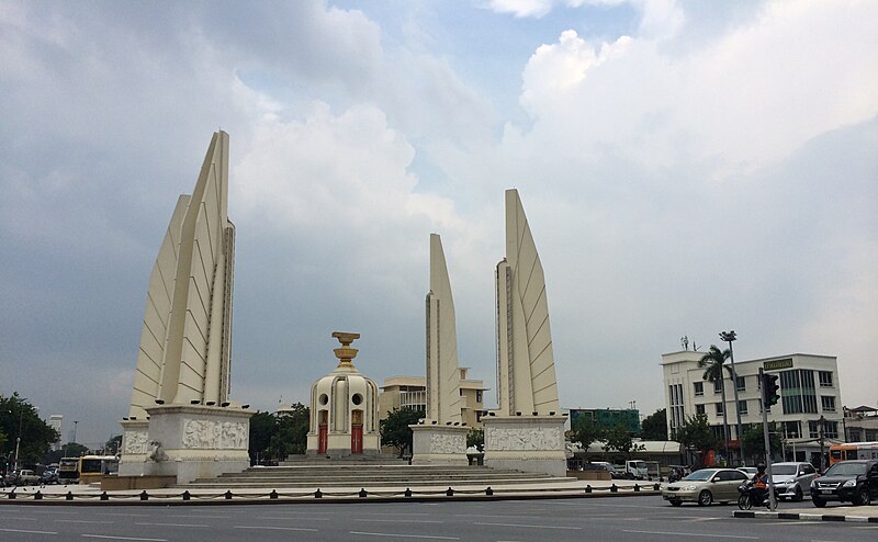 File:Democracy monument Bangkok IMG 7119.JPG