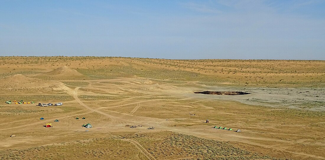 File:Derweze -Surroundings- Darvaza gas crater - 2015.jpg