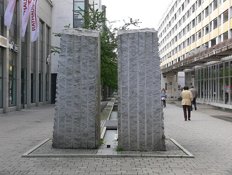 File:Dessau Brunnen Rathaus-Center.jpg