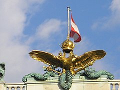 Aigle à deux têtes avec la couronne impériale sur le rebord.