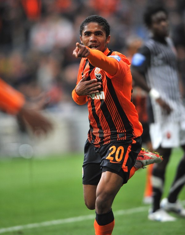 Costa playing for Shakhtar in 2011