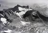 In der Bildmitte Wildhorn und Le Pucé (v. l. n. r.). Der Geltenhorn-Hauptgipfel ist am linken Bildrand zu sehen, rechts daneben der Ostgipfel Pt. 3005 m.