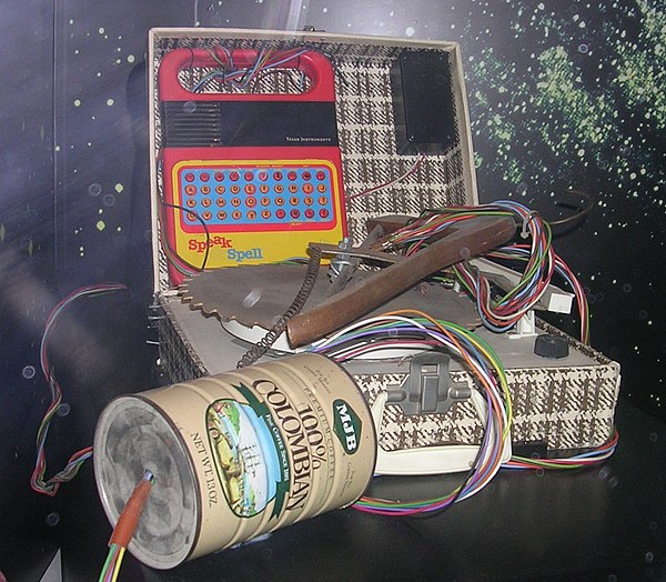 Makeshift communicator used by E.T. to phone home. Among its parts is a Speak & Spell, record player, circular-saw blade, an umbrella lined with alumi