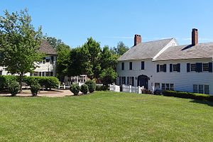 East Jersey Olde Towne Village, Blick auf den Innenhof von drei Gebäuden.jpg