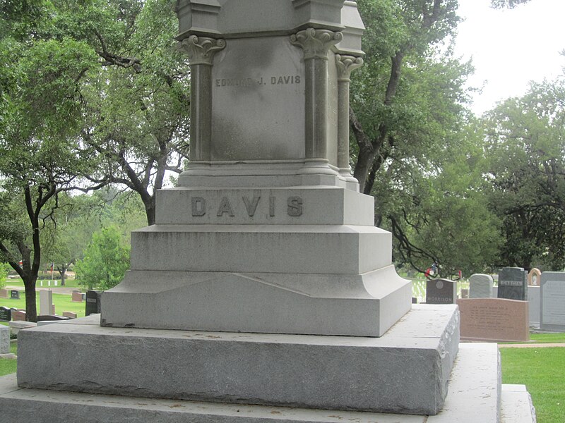 File:Edmund Davis monument, Austin, TX IMG 2189.JPG