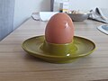 Jajko w jajeczniku - talerzyku (podstawce) z miejscem na jajko i wysokim rantem