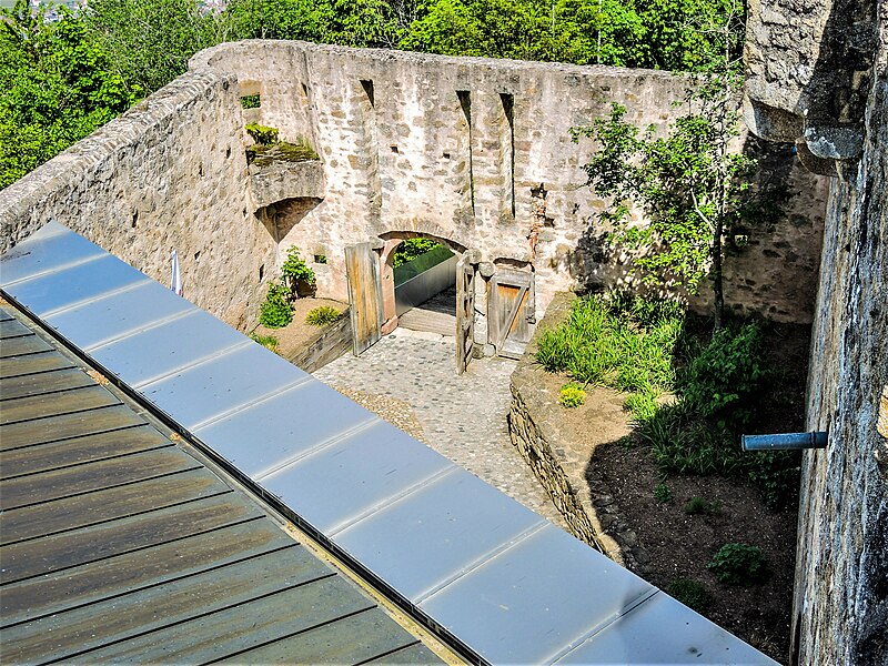 File:Entrée primitive du château, vue du chemin de ronde.jpg