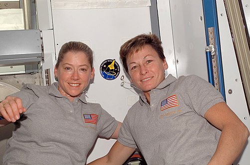 Commandant de l'équipage permanent de la station spatiale (expédition 16) avec Pam Melroy (à gauche) commandant de la mission STS-120 (navette spatiale) venue ravitailler la station.