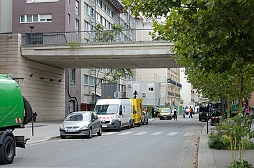La rue franchissant celle du Chevaleret.