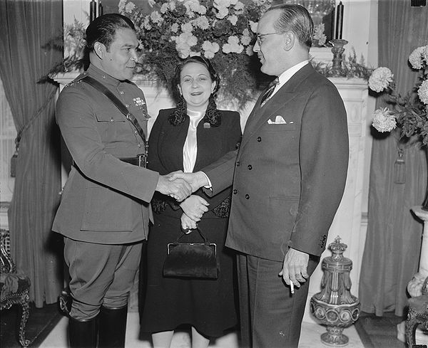 Batista (left) with his first wife Elisa Godinez-Gómez on a 1938 visit to Washington, D.C., greeting the Cuban ambassador, Pedro Fraga