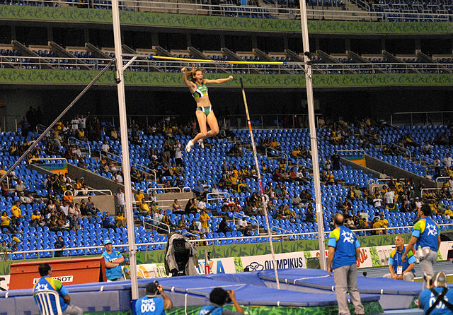 Fabiana Murer en route to a pole vault Games record