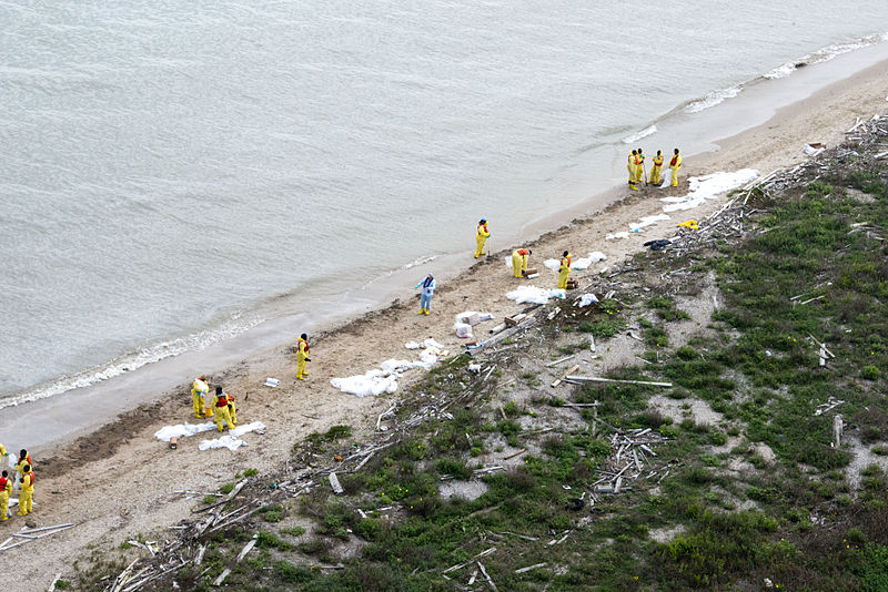 File:Federal and local agency workers help clean up the beaches affected by an oil spill March 27, 2014, in Texas City, Texas 140327-G-MK467-004.jpg